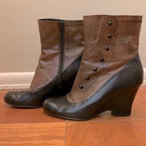 Old fashioned leather ankle boots, size 7.5.